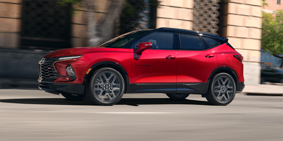 Vue avant du Chevrolet Blazer 2025 en mouvement en ville.