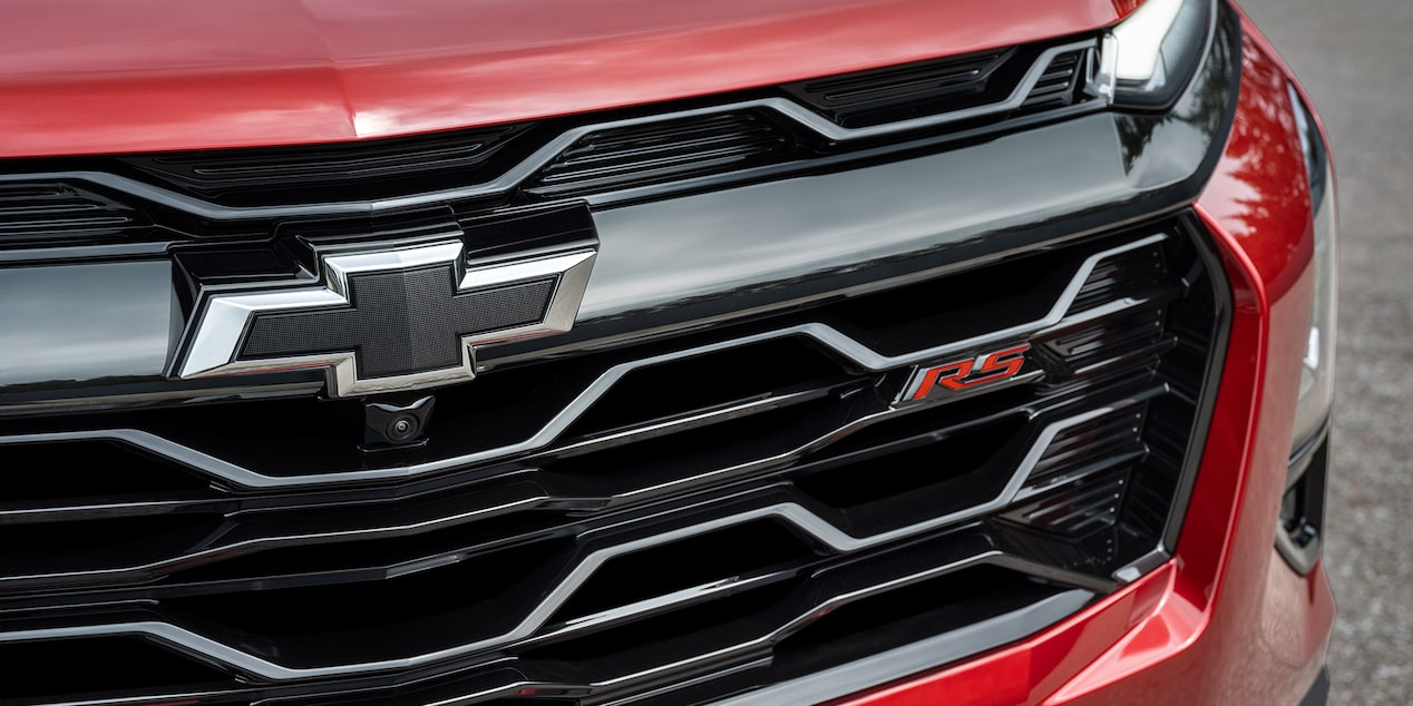 Close up view of the 2025 Chevrolet Equinox compact SUV grille and RS badging. 