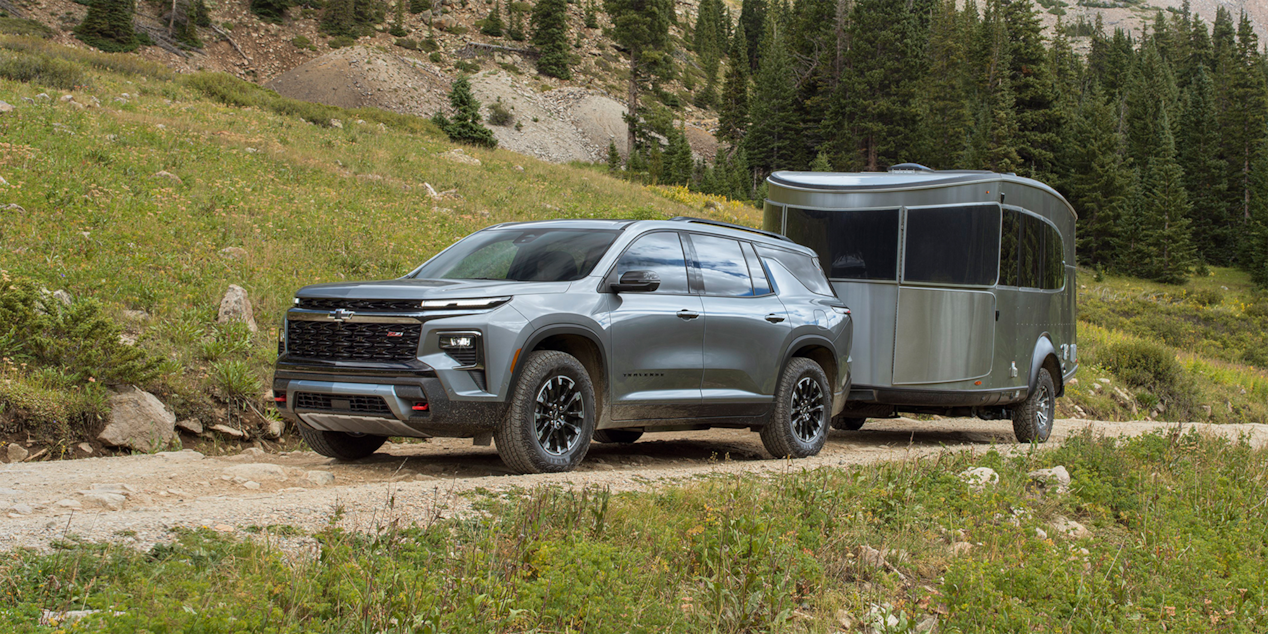 Front-side view of the hood of the 2025 Chevrolet Traverse SUV.