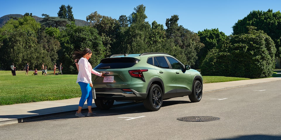 Opening the trunk of the 2025 Chevrolet Trax ACTIV.