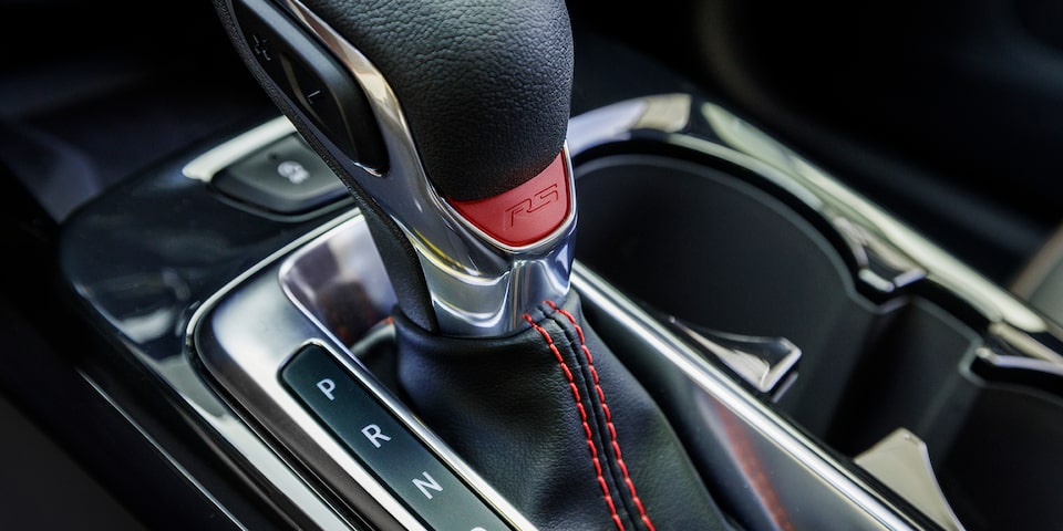 2025 Chevrolet Trax RS gear shift close-up.