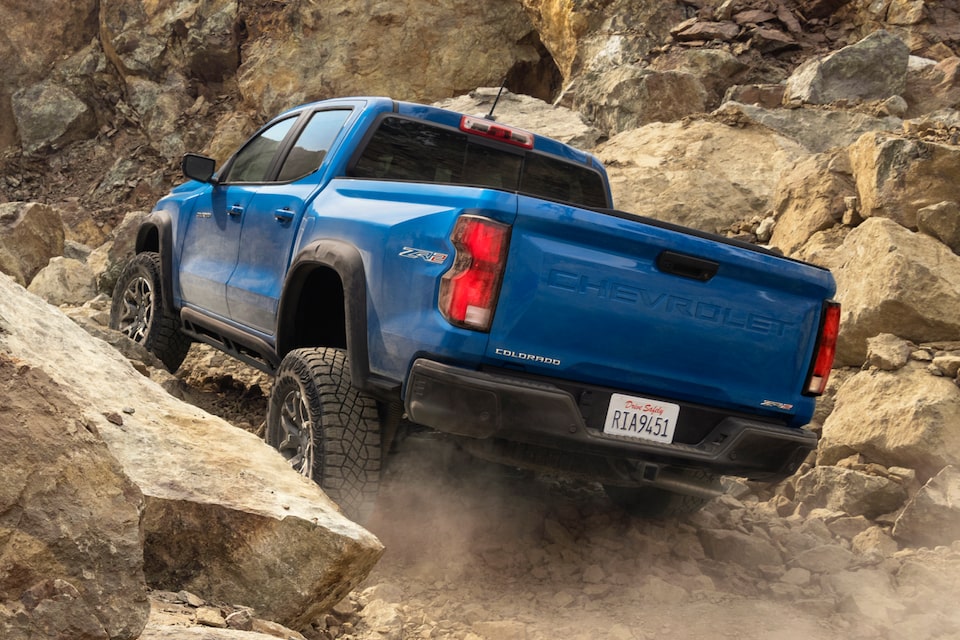 Chevrolet Colorado ZR2 qui monte une pente rocailleuse.