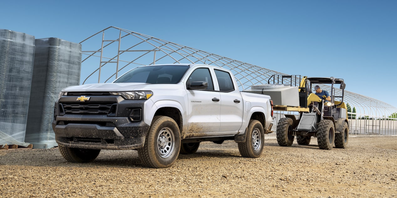 Un chariot élévateur à fourche met des matériaux de construction dans la caisse du Chevrolet Colorado 2025 commercial.