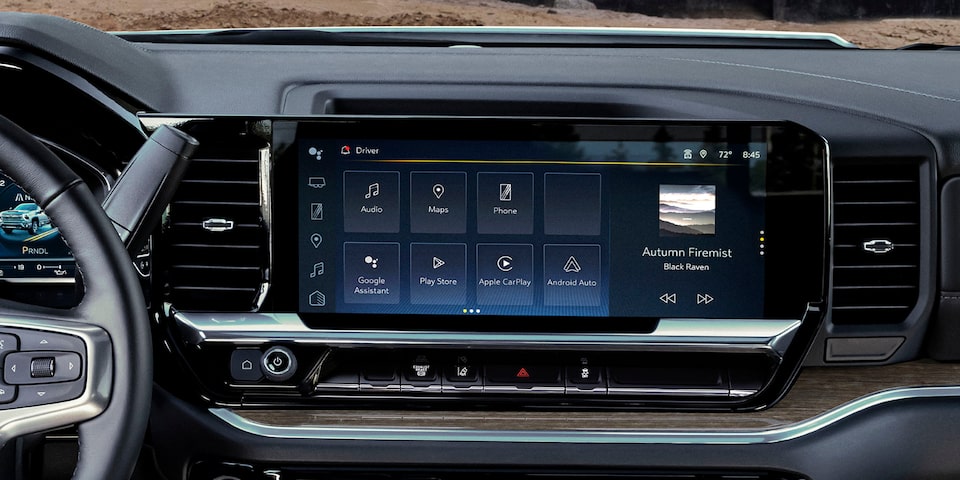 Vue avant de l’écran tactile du système d’infodivertissement du châssis-cabine Chevrolet Silverado 3500 HD 2025.