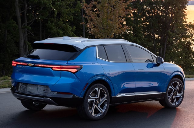Vue latérale d’un Chevrolet Equinox EV 2024 bleu.