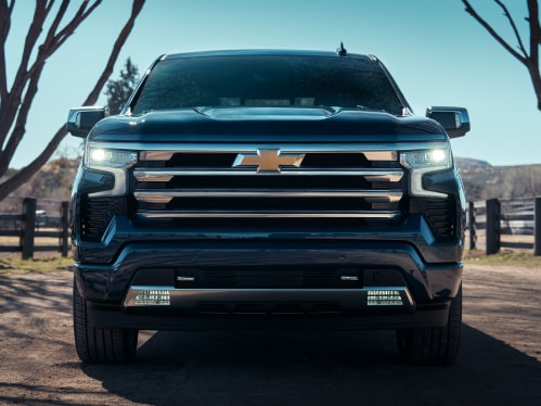 Vue avant du Chevrolet Silverado 2023.