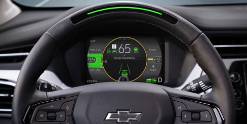 La deuxième étape pour activer la technologie Chevrolet Super Cruise : l’icône Chevrolet Super Cruise blanche apparaît sur le tableau de bord.