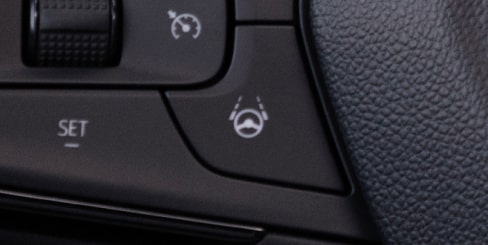 La troisième étape pour activer la technologie Chevrolet Super Cruise : appuyer sur le bouton Super Cruise sur le volant.