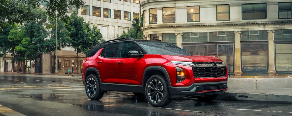 VUS compact Chevrolet Equinox 2025 stationné seul dans une rue sous la pluie.