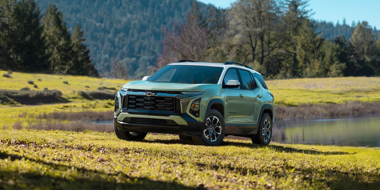 Chevrolet Equinox 2026 stationné devant un étang.