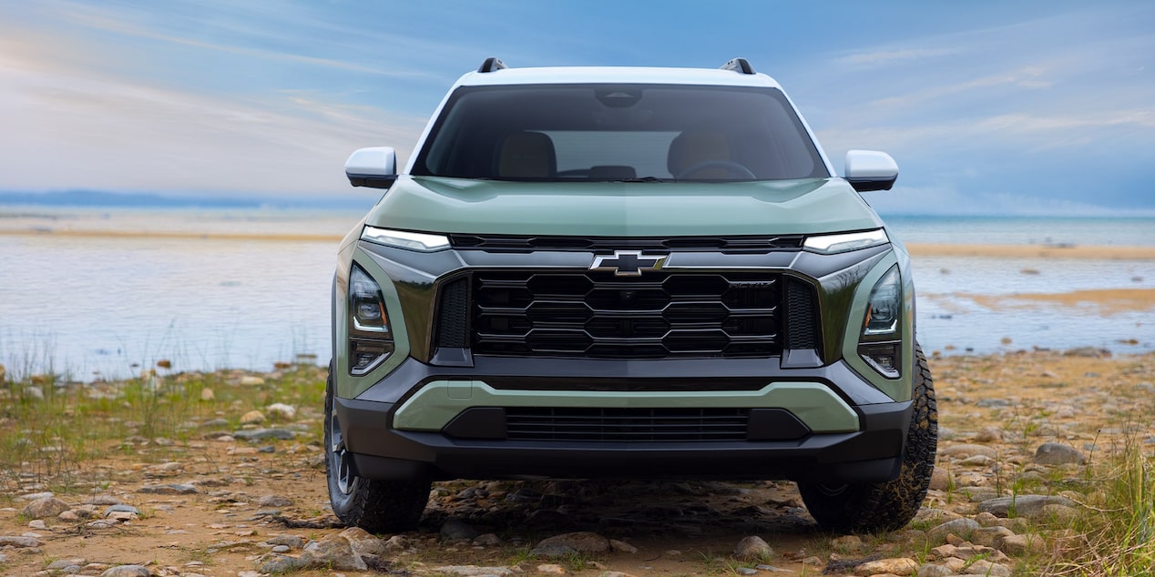 Vue avant du Chevrolet Equinox 2026 stationné au bord de l’eau.