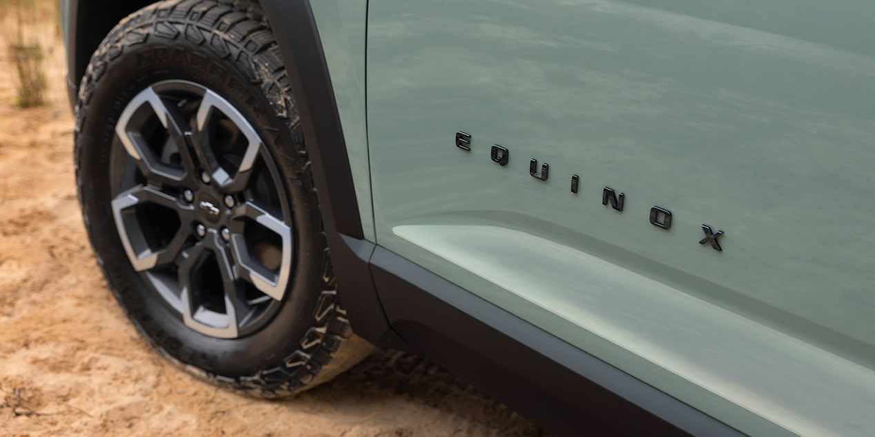 Vue rapprochée de l’emblème Equinox du Chevrolet Equinox EV 2026.
