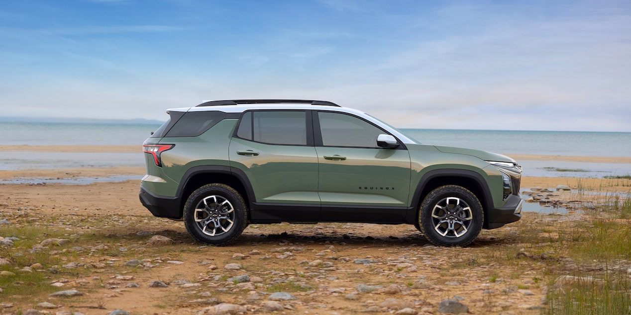 Vue latérale du Chevrolet Equinox ACTIV 2026 stationné au bord de l’eau.