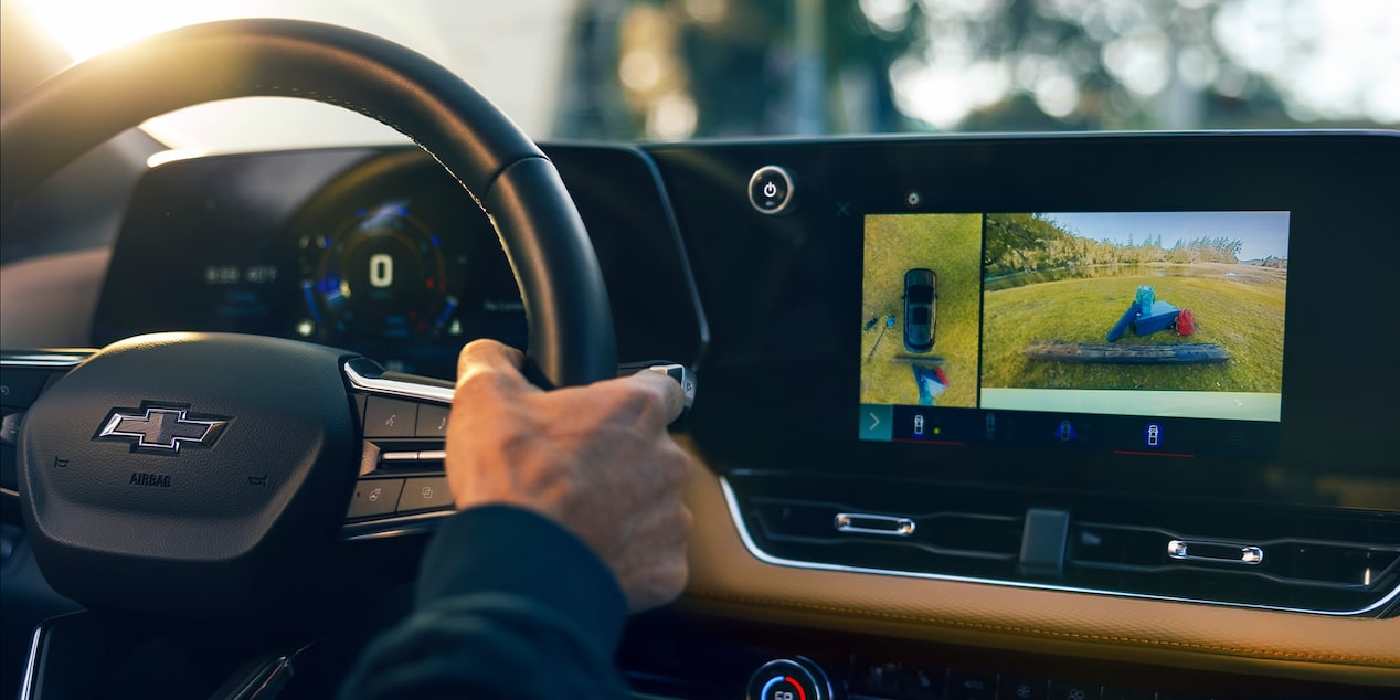 Vue rapprochée du volant et de l’écran du système d’infodivertissement du Chevrolet Equinox 2026.