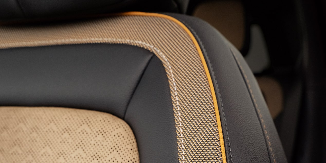 Vue rapprochée des surpiqûres des sièges en microfibre suédée du Chevrolet Equinox 2026.