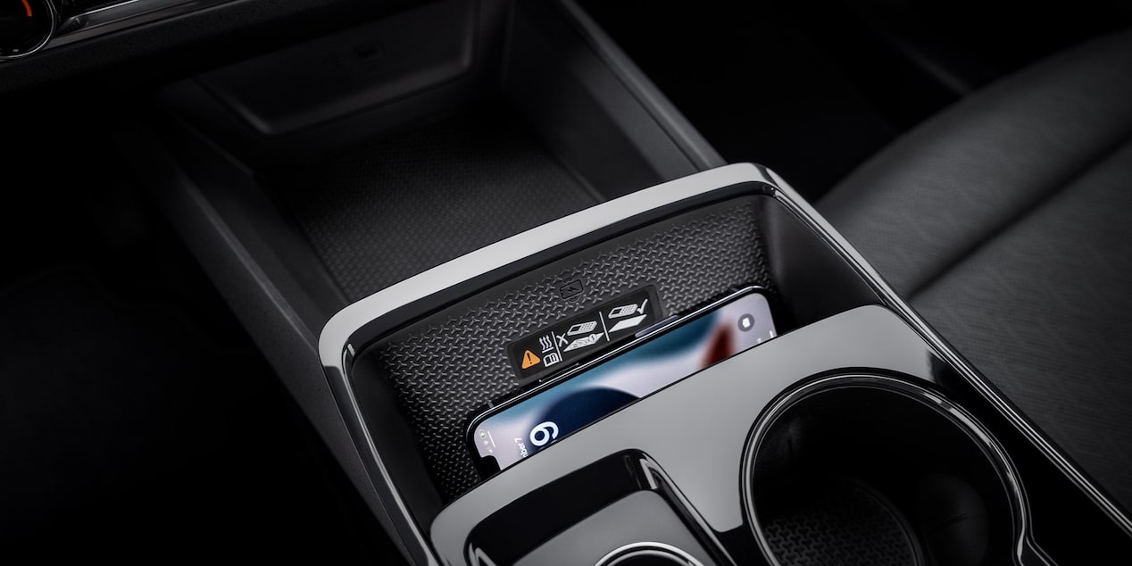 Vue rapprochée du point de recharge sans fil pour téléphone du Chevrolet Equinox 2026.