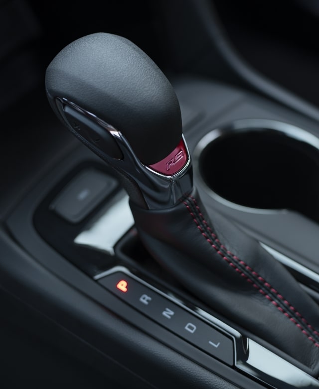 Vue rapprochée du levier de vitesses de la version Chevrolet RS.