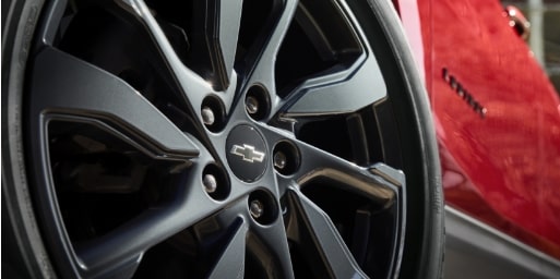 Vue rapprochée des pneus et jantes de la version Chevrolet RS.