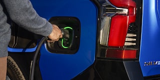 Une personne branche le Chevrolet Silverado EV 2025 dans un chargeur.