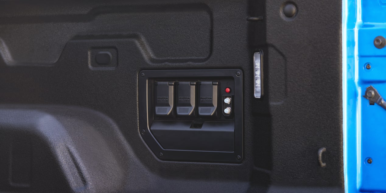 Vue rapprochée de l’intérieur de la caisse du Chevrolet Silverado EV 2025.