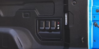 Vue rapprochée de l’intérieur de la caisse du Chevrolet Silverado EV 2025.
