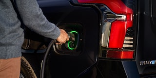 Une personne branche le Chevrolet Silverado EV 2025 dans un chargeur.