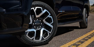 Vue en contre-plongée des pneus du Chevrolet Silverado EV 2025 sur la route.