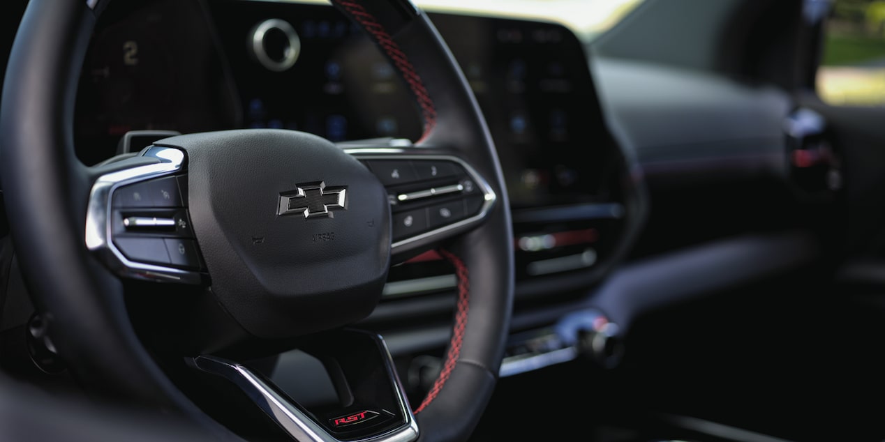 Vue rapprochée du volant du Chevrolet Silverado EV 2025.