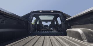 Vue à hauteur des yeux de la caisse du Chevrolet Silverado EV 2025 par une journée ensoleillée.