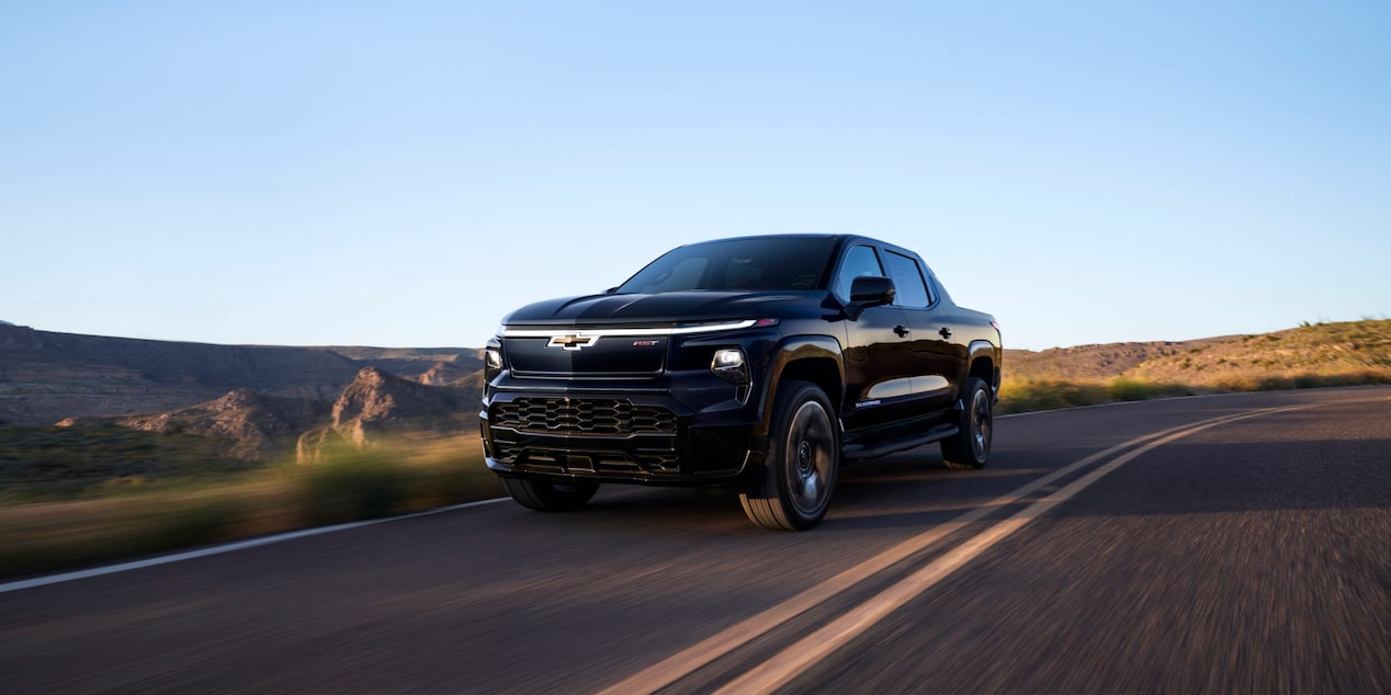Vue latérale avant du Chevrolet Silverado EV 2025 en mouvement sur la route.