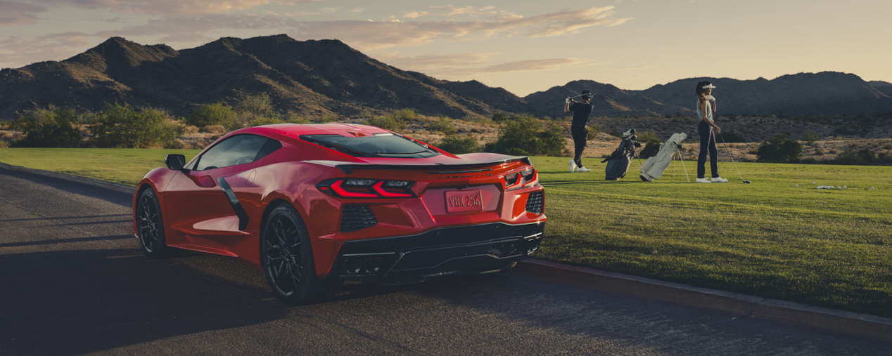 Une Chevrolet Corvette Stingray 2025 stationnée sur la route devant un pré.