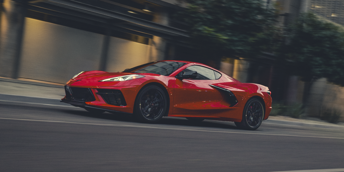 Vue latérale de la Chevrolet Corvette Stingray 2025 qui roule à toute allure en ville.