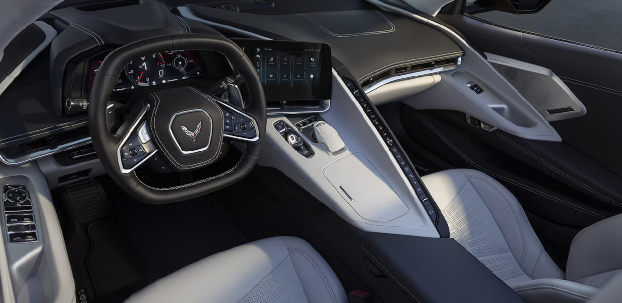 L’habitacle côté conducteur haut de gamme de la Chevrolet Corvette Stingray 2025 vu par le conducteur.