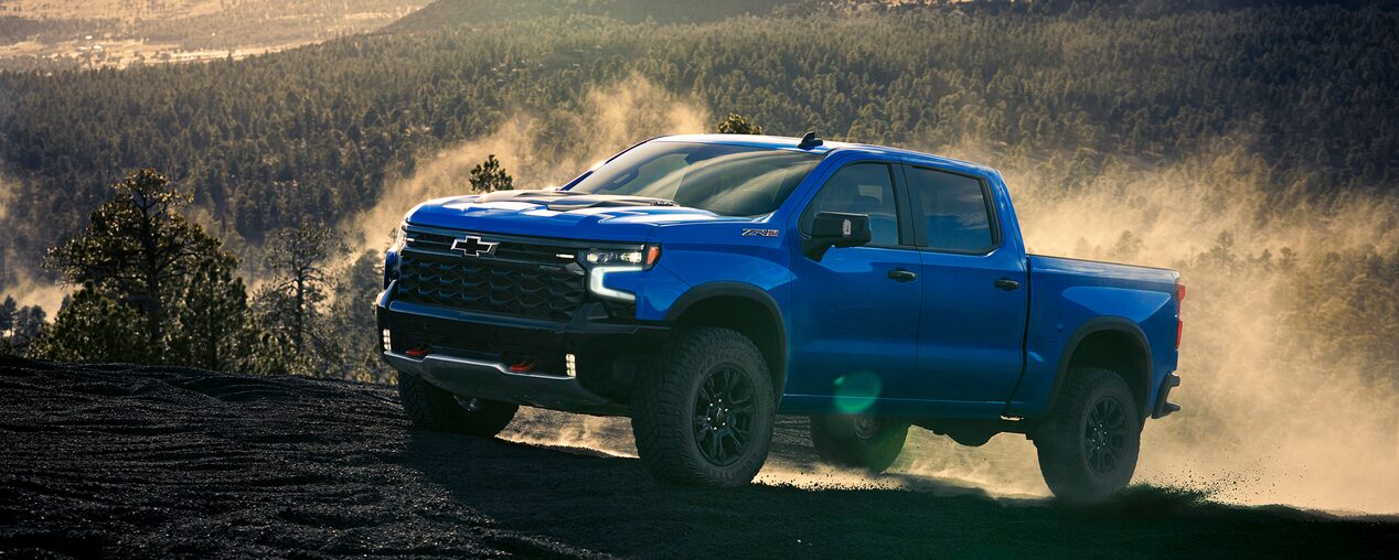 Vidéo d’un Chevrolet Silverado LD 2025 en conduite hors route.