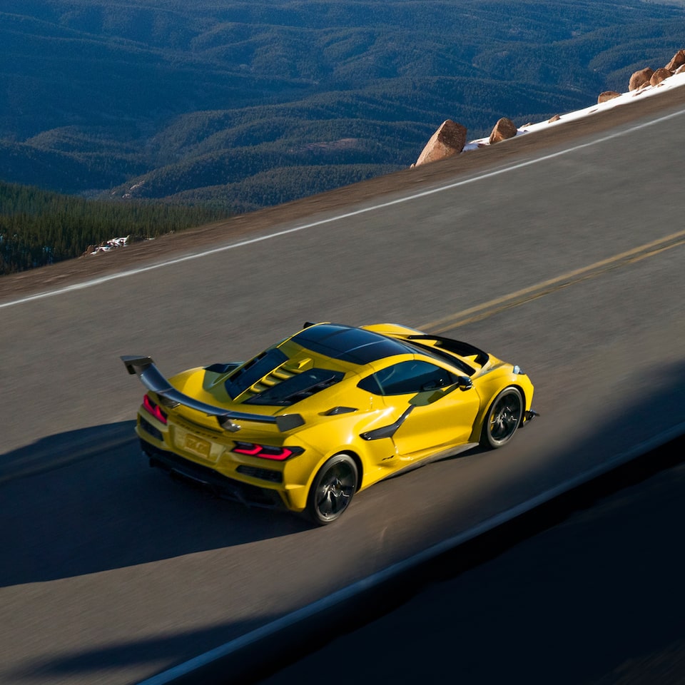 Vue aérienne de la Chevrolet Corvette ZR1 2025 en mouvement seule par un jour ensoleillé.