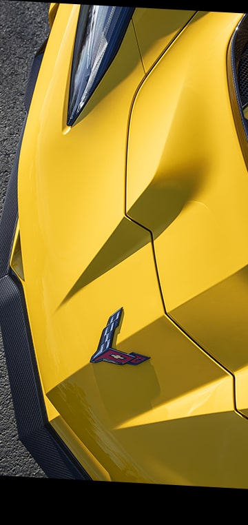 Vue aérienne de l’avant d’une Chevrolet Corvette ZR1 2025 jaune.