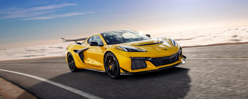 Chevrolet Corvette ZR1 2025 qui roule à toute allure sur la route par une journée ensoleillée.