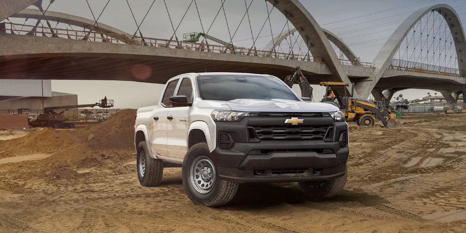  Chevrolet Colorado commercial 2023 sur un chantier.