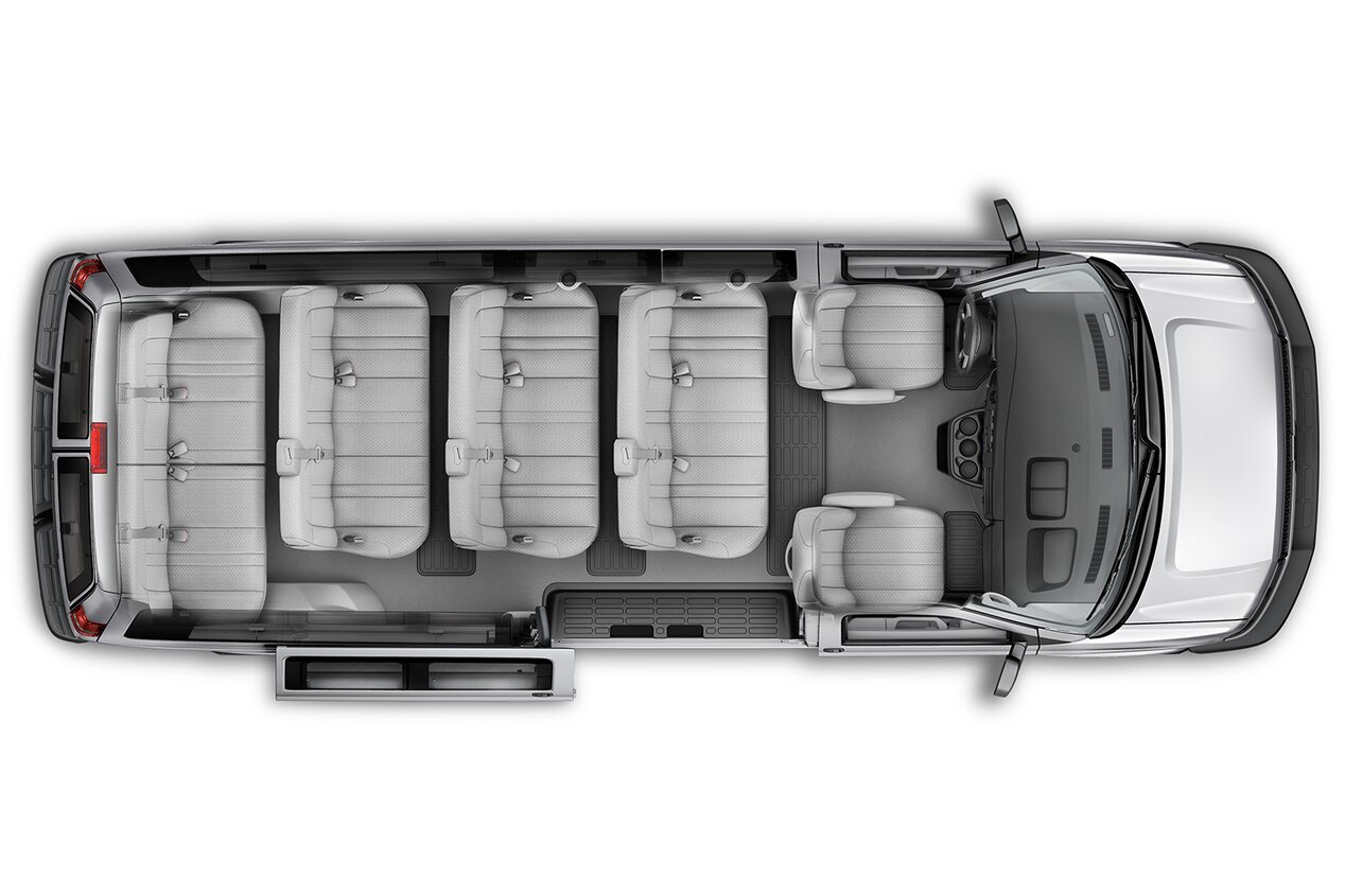 Vue aérienne de la configuration 15 passagers de la fourgonnette de tourisme Chevrolet Express 2025 commerciale.