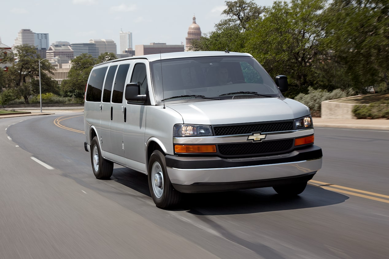 Fourgonnette de tourisme commerciale Chevrolet Express 2025 en mouvement dans une rue.