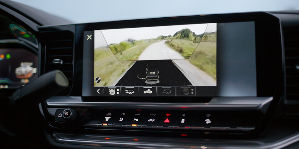 Une vue de caméra est affichée sur l’écran du système d’infodivertissement du camion de travail Chevrolet Silverado HD 2025.