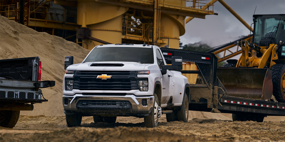Camion de travail Chevrolet Silverado HD 2025 stationné près d’un chantier.