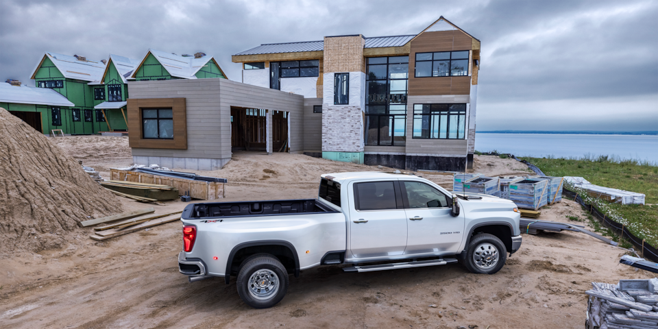 Vue latérale du camion de travail Chevrolet Silverado HD 2025 stationné à la plage.
