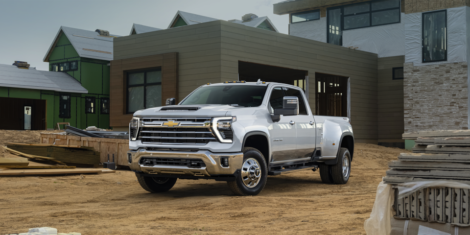 Camion de travail Chevrolet Silverado HD 2025 stationné seul devant une maison.