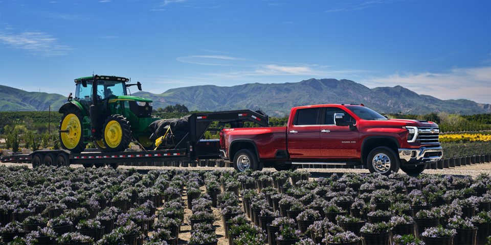 Vue latérale du camion de travail Chevrolet Silverado HD 2025 stationné dans une ferme.