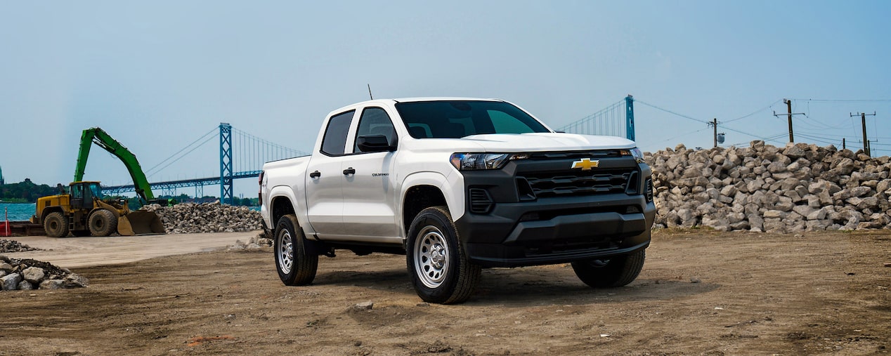 Chevrolet Colorado 2025 commercial stationné sur un chantier d’un pont.